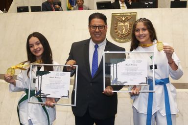 Deputado Adão Litro (PSD) entrega Menção Honrosa para jovens atletas do taekwondo