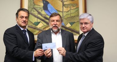 Flávio Arns recebe cheque de R$ 10 milhões economizados pela Assembleia