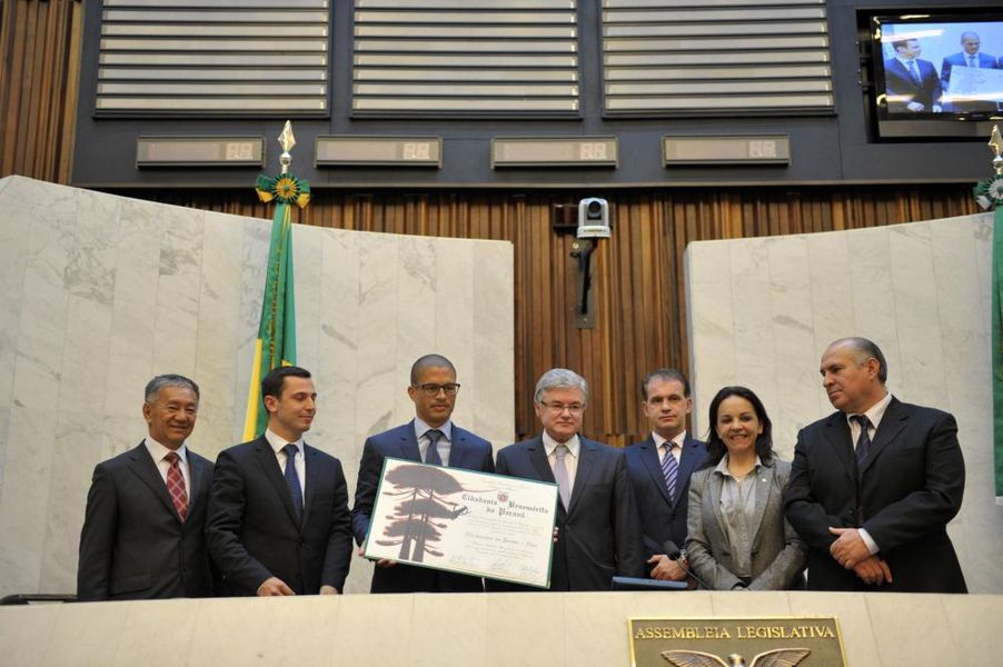 Craque Alex recebe título de cidadão benemérito do Paraná.