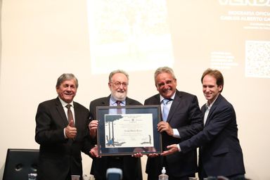 Ídolo do Londrina, Carlos Alberto Garcia recebe o Título de Cidadão Honorário do Paraná