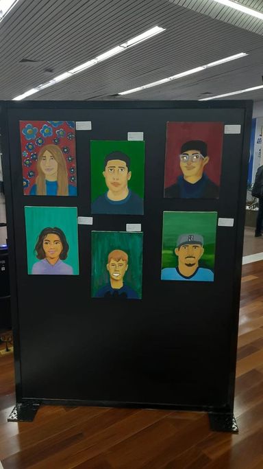 Assembleia recebe exposição “Primeiros Olhares” com autorretratos de jovens do Projeto Garoto Cidadão de Araucária