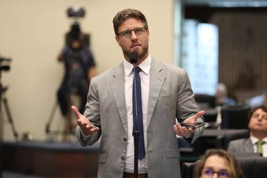 Deputado propõe isenção de ICMS para fabricantes de máscaras e jalecos