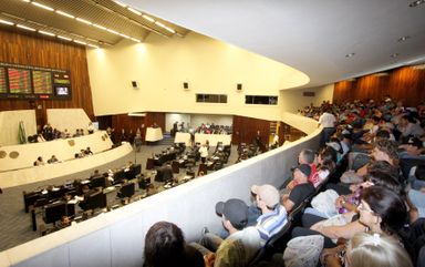 Projetos recebem emendas e retornam para CCJ