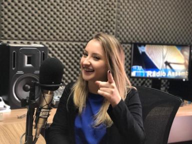 Deputada-universitária muda sua visão dos políticos e até o seu figurino, ao viver a rotina da Alep