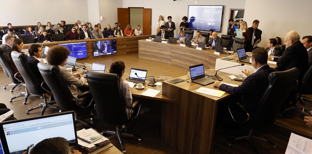 CCJ aprova projetos que ampliam os direitos e a segurança das mulheres paranaenses