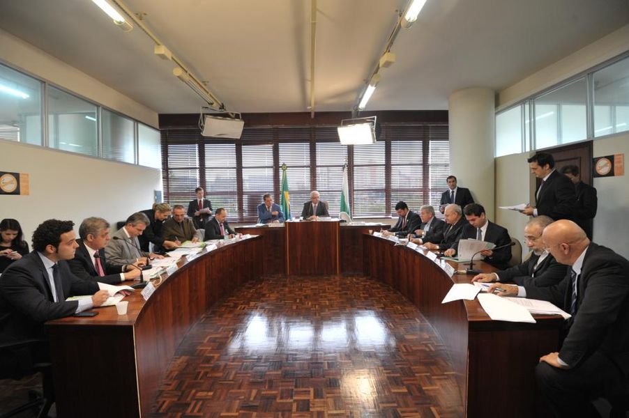 Parlamentares reunidos na CCJ nesta segunda-feira (14).