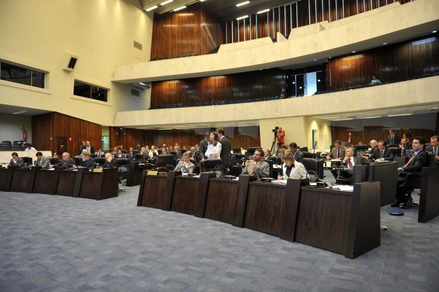 Visão geral do plenário durante a sessão desta terça-feira (10).