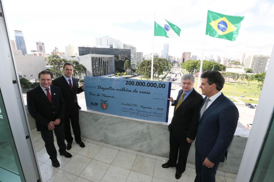 Da esquerda para a direita, deputados Ademir Bier, Rossoni, Plauto Miró e governador Beto Richa. 