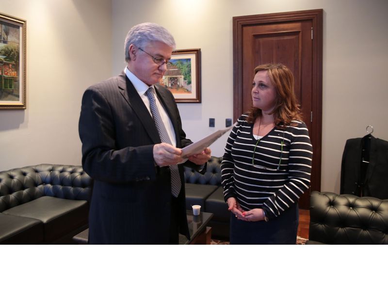 Na esquerda, presidente da Assembleia, deputado Valdir Rossoni (PSDB), e secretária de Administração e Previdência, Dinorah Nogara.