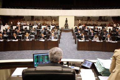 Deputados aprovam 39 projetos de lei em sessão extraordinária