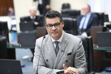 Projeto de lei prevê punições para quem danificar ou ocultar placas de obras públicas no Paraná