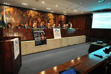 Superlotação de presídios e cadeias paranaenses é debatida em audiência pública