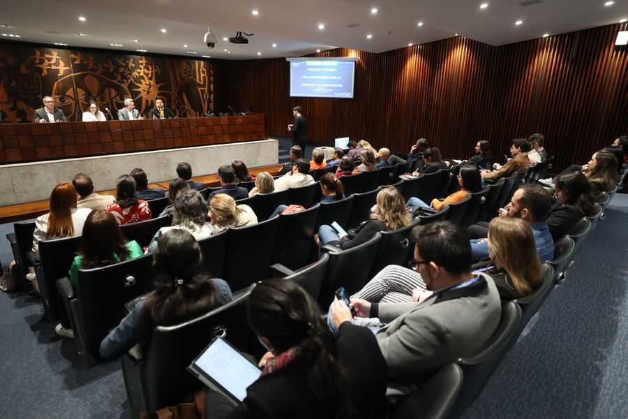 aud pub crianças e adolescentes