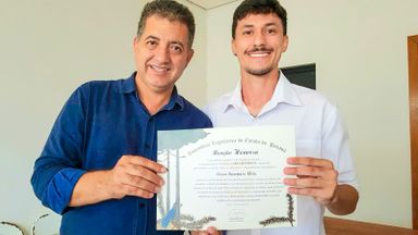 Deputado Cobra Repórter entrega homenagem ao professor Gean Sampaio que viralizou na Internet