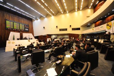Deputados aprovaram oito projetos de lei na sessão plenária desta segunda-feira (6)