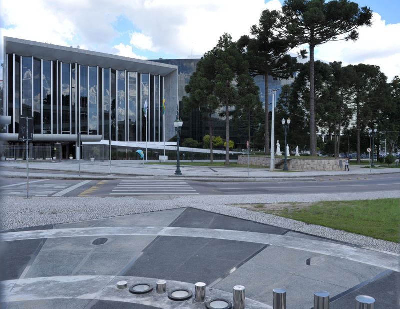 Assembleia Legislativa do Paraná vista de frente