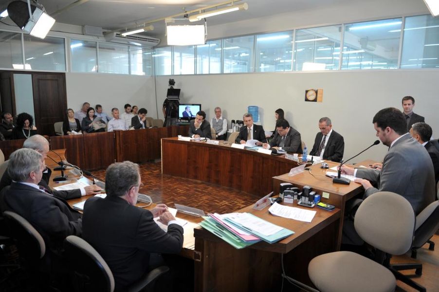 Parlamentares reunidos na CCJ desta terça-feira (29).
