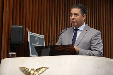 Deputado Cobra Repórter ressalta o poder da internet na vida de crianças e adolescentes durante live