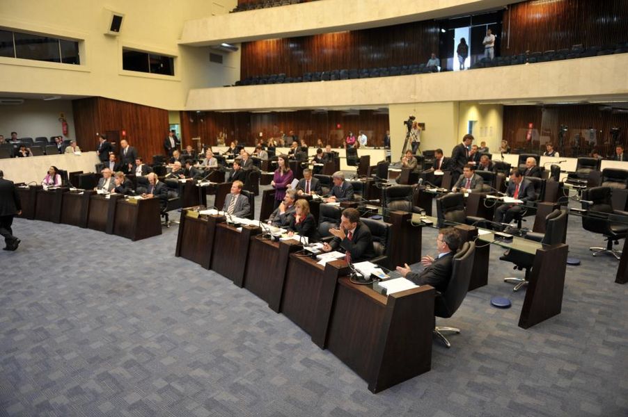 Parlamentares reunidos na sessão plenária desta quarta-feira (11).