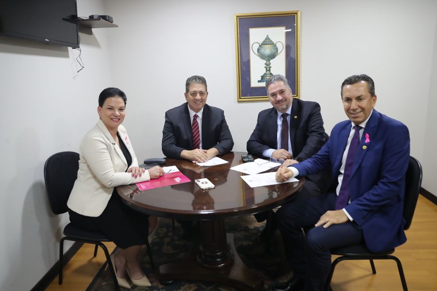com pessoa idosa 06102025