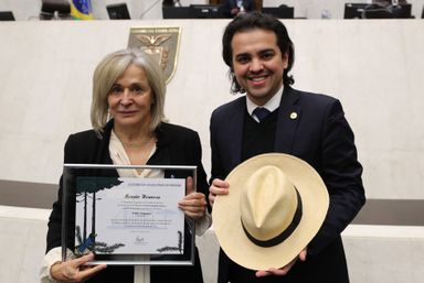 Assembleia homenageia o jornalista e escritor Fábio Campana