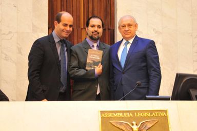 Escritor apresenta na Assembleia obra sobre a fundação da Colônia Tereza Cristina