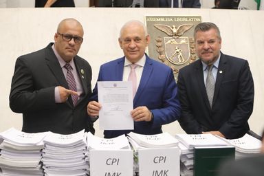 Presidente da Assembleia recebe relatório final da CPI da JMK em plenário