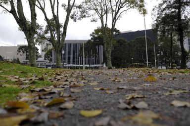 Deputados vão discutir adoção e cortes de verbas para a Educação