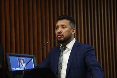 Na tribuna do Plenário, deputado Soldado Adriano José (PP) fala da importância dos colégios cívicos militares em dia de votação