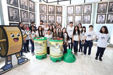 Alunos do Colégio Estadual Padre Cláudio Morelli visitam a Assembleia