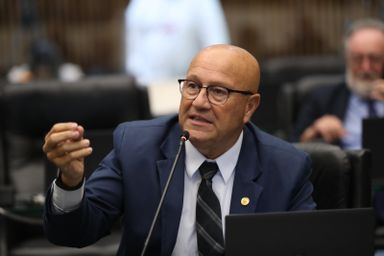 Deputado defende corte do Bolsa Família para quem gasta o benefício em apostas