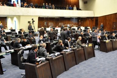 Assembleia aprova equiparação salarial aos professores estaduais