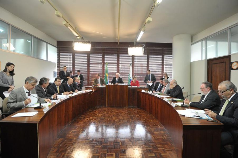 Parlamentares reunidos na CCJ nesta terça-feira (06).