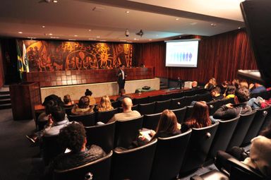 Mesmo com rendimento baixo, brasileiros investem na poupança