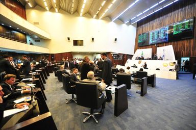 Projeto que prevê que presos arquem com custos de tornozeleiras eletrônicas é aprovado em primeira votação