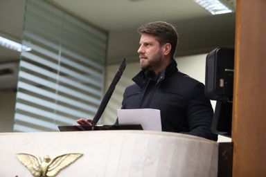 Deputado questionou distribuição de recursos na mídia paranaense, mas resposta veio incompleta.