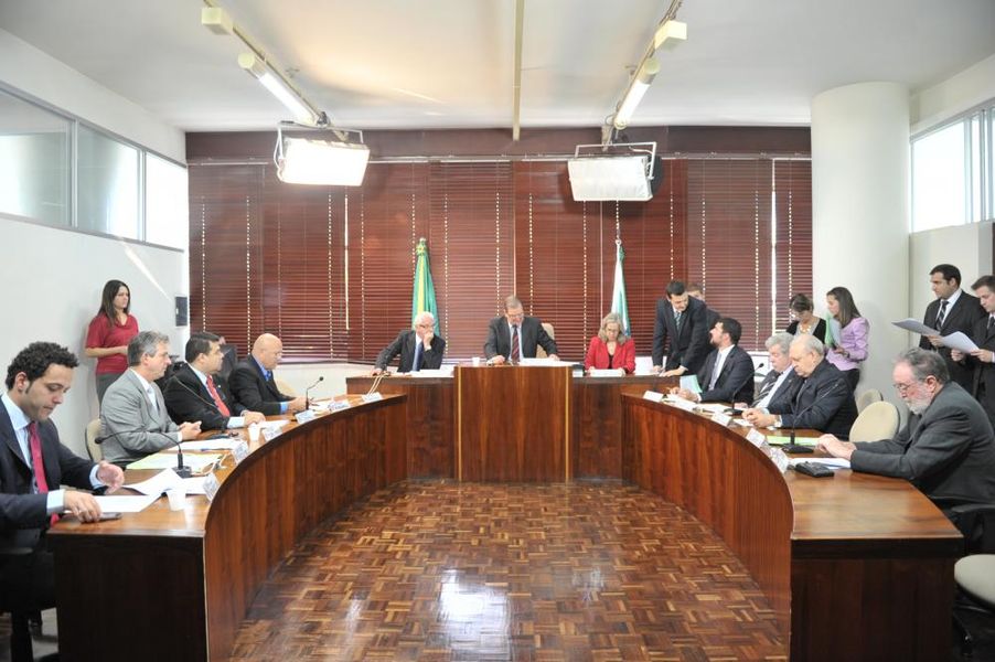 Parlamentares reunidos na sessão plenária desta terça-feira (07). 