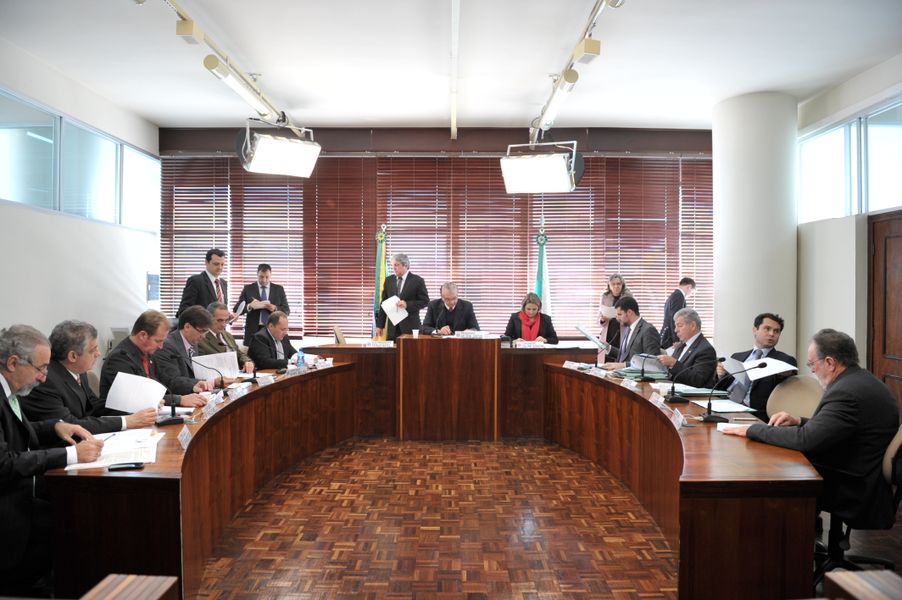 Deputados do Paraná reunidos na CCJ nesta terça-feira (04).