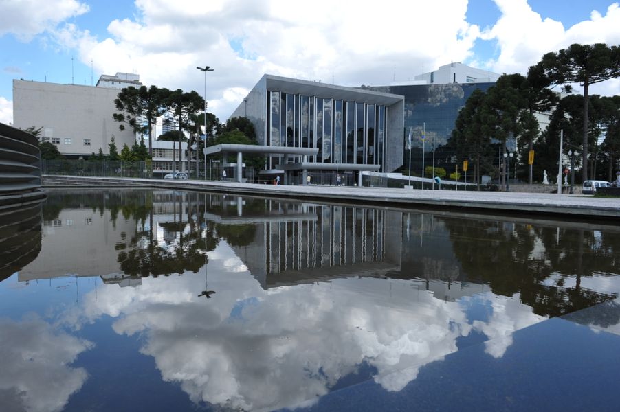 Vista da frente do prédio da Assembleia Legislativa do Paraná.