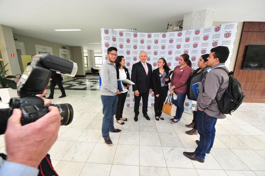 Presidente com alunos