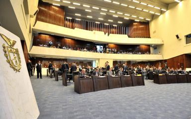 Deputados aprovaram treze projetos na sessão plenária desta segunda-feira (8)