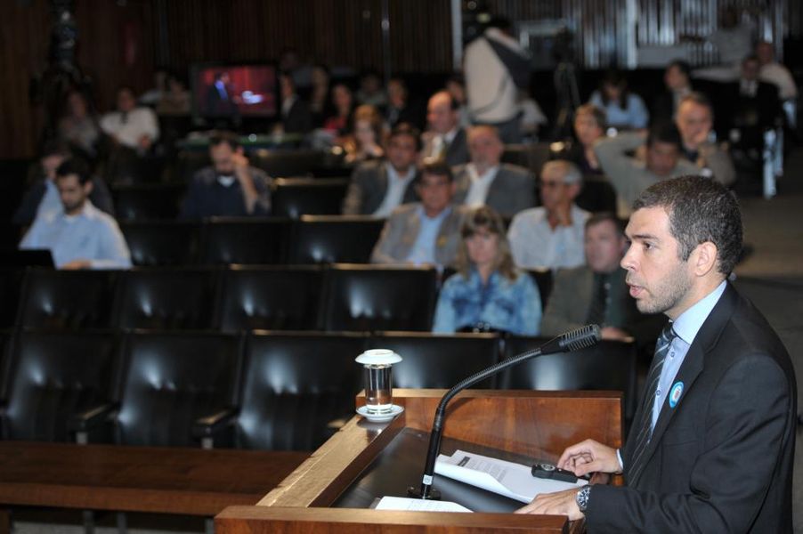 Represetante do TCU é ouvido durante a CPI no Plenarinho.