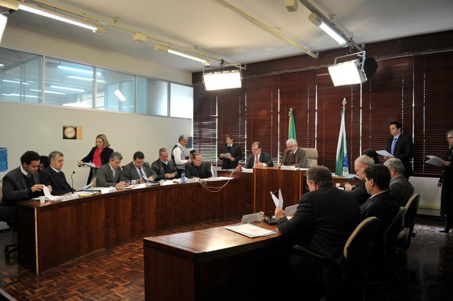 Parlamentares reunidos na CCJ desta terça-feira (27). 