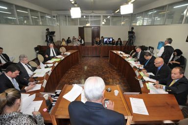 CCJ examina projetos que autorizam o Executivo a alienar imóveis em três municípios