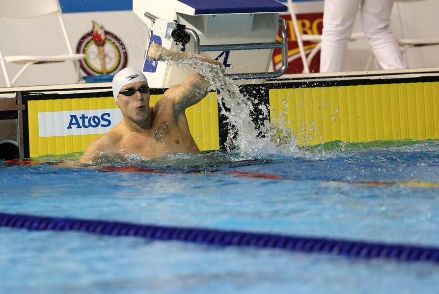 Curitibano Henrique Rodrigues comemora o ouro conquistado em Toronto.