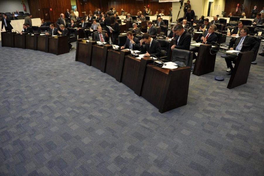 Parlamentares reunidos na sessão desta segunda-feira (16).