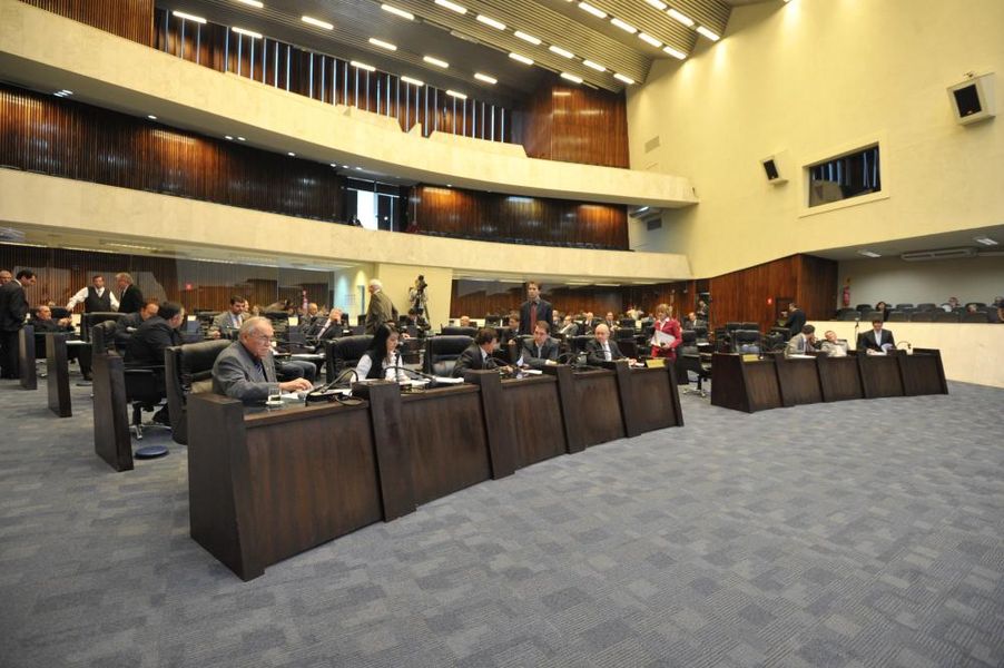 Parlamentares reunidos na sessão plenária desta segunda-feira (01).