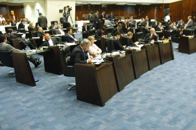 Deputados concluem votação de projetos do Poder Judiciário