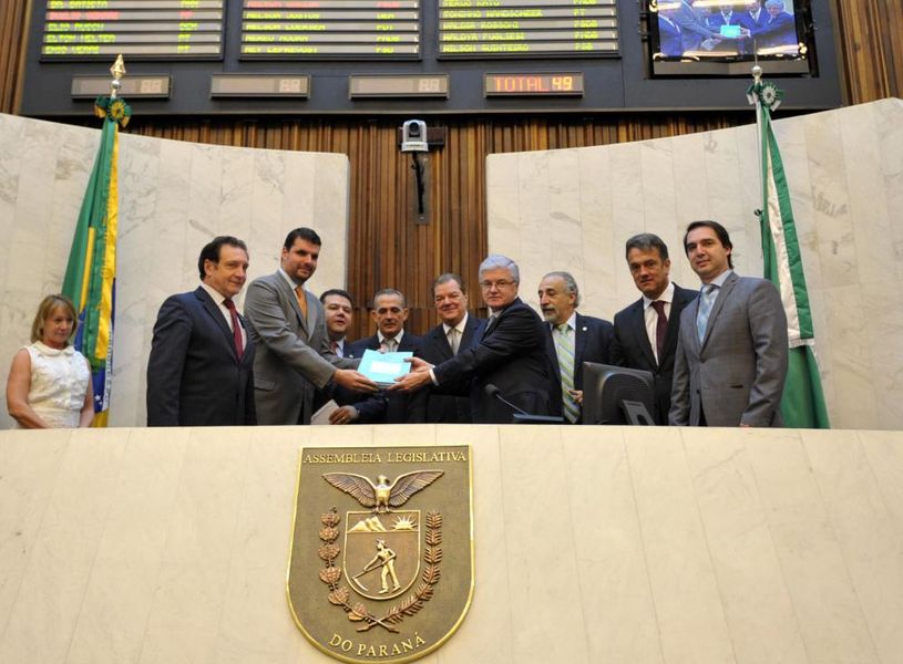 Comissão Especial do Regimento Interno entrega relatório durante a sessão plenária desta segunda-feira (07). 