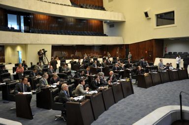 Assembleia aprova projeto que extingue mil cargos do Governo e cria a Função de Gestão Pública